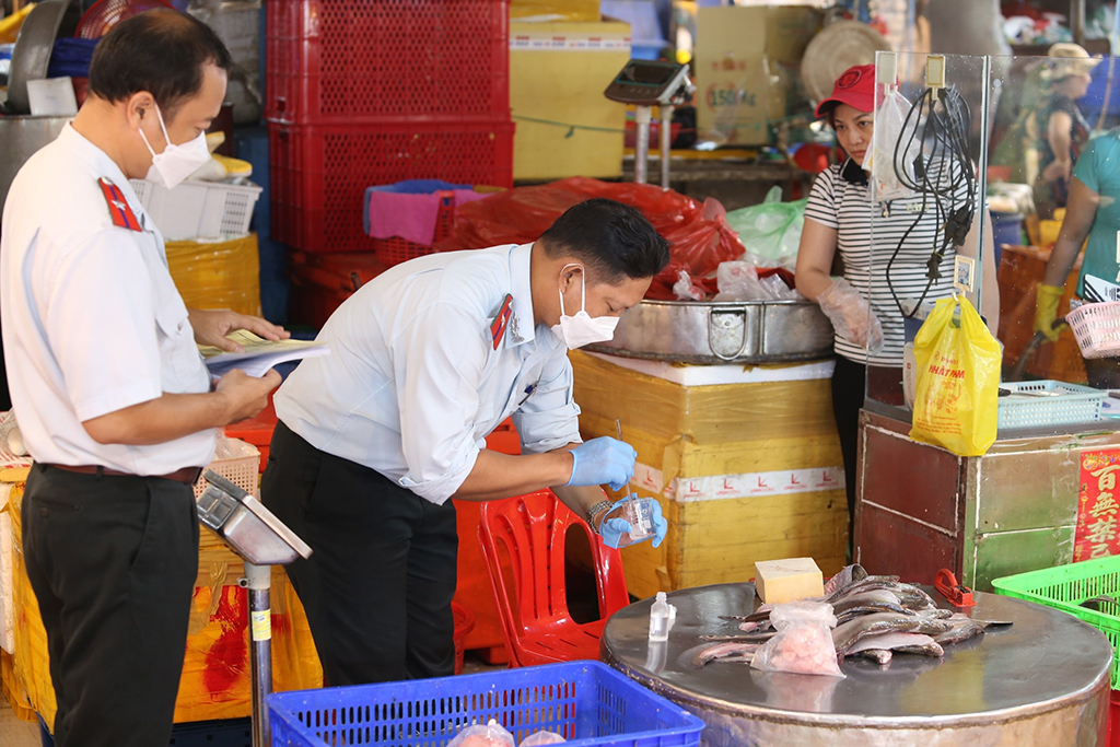 Cán bộ thuộc Ban Quản lý ATTP TP.HCM kiểm tra thực phẩm tại chợ đầu mối Bình Điền (Q.8)